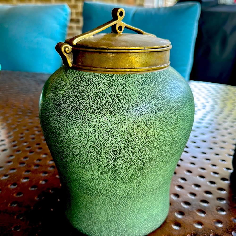 Tozai jar Shagreen crackle glaze brass lid